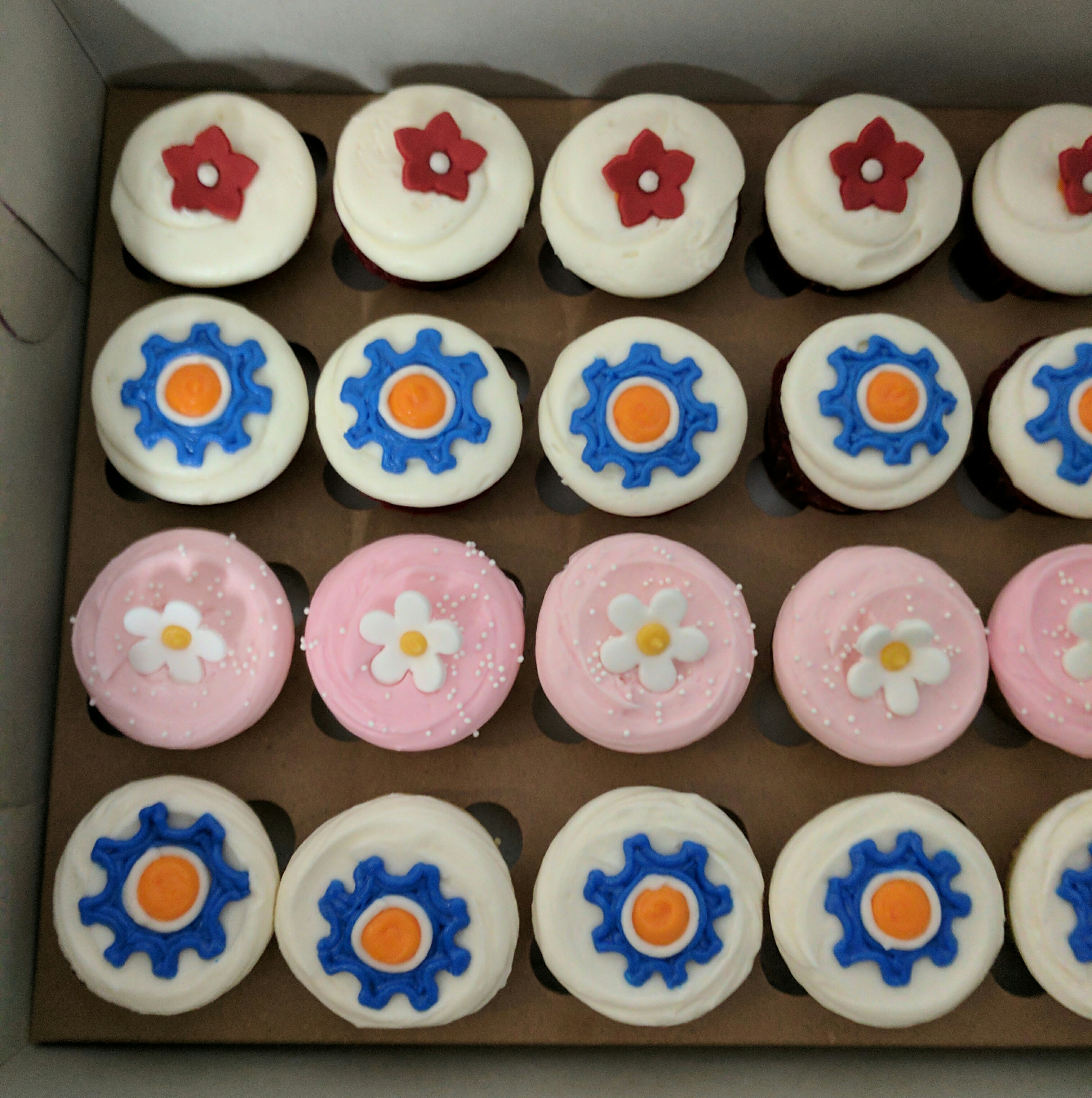 Cupcakes decorated with Google Code-In gears